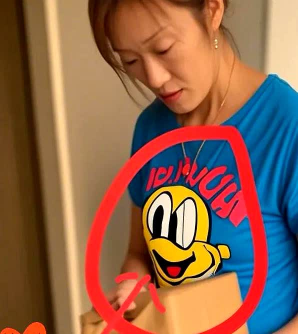 大妹又把妈妈的视频上传上来了！
我一看，竟然发现了个特别的细节，眼泪立马噗的一
