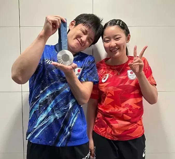 你们发现了吗？乒乓球双打越来越像家庭作坊了？最后一组什么关系？
张本智和和张美美