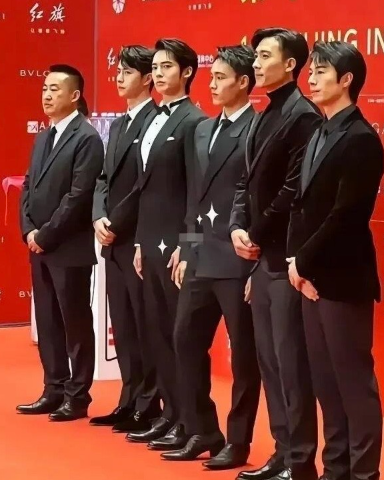 这些男明星一个比一个高，身高182的于适站在舞台上，竟然不是最高的一个，不过我觉