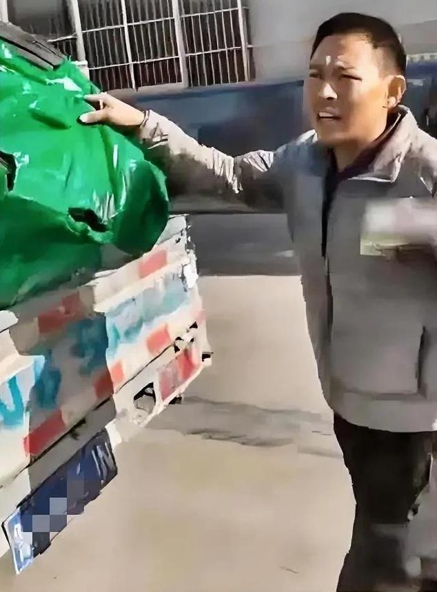 大货车司机拉了一车货
可到地方后
却发现少了一件东西
正在车上发愁迷茫时
突然看