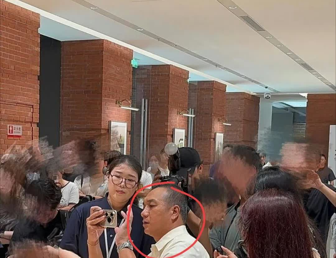 最近被黄觉狠狠圈粉了，

他在公共场合的表现堪称一绝！

就在今天，《藏