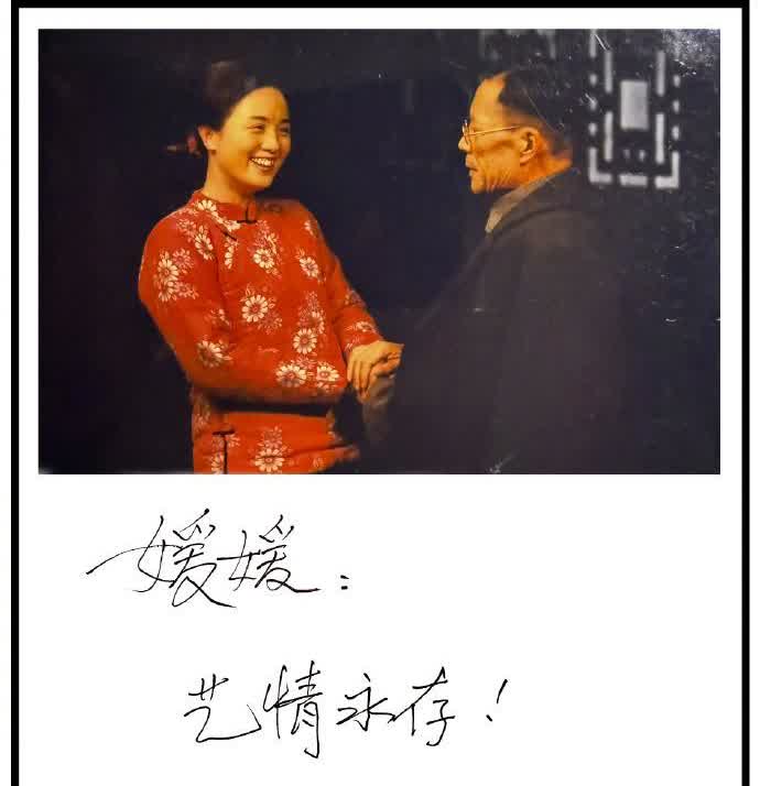 我爸盯着71岁李雪健悼念51岁朱媛媛的手写信，直发愣。

突然冒出一句：整个