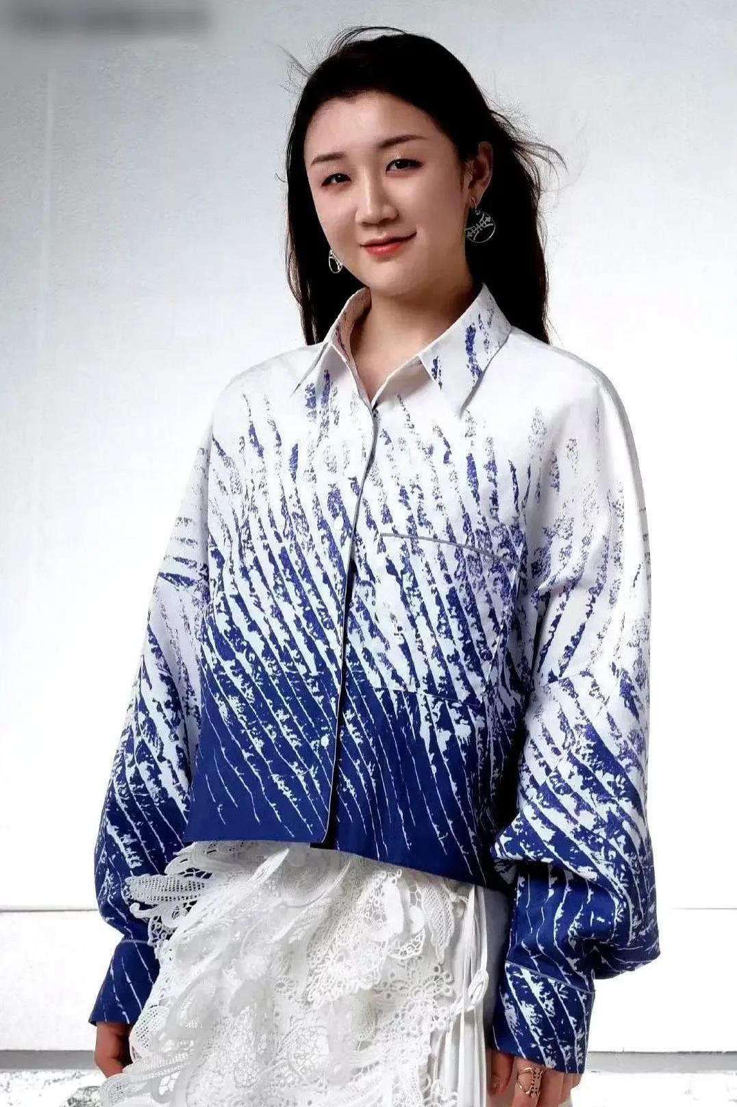 在《是女儿是妈妈第二季》里，李艾问陈梦:“你的择偶标准是什么？”陈梦说:“首先是