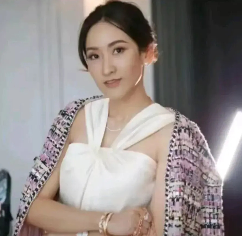 佩通坦钦那瓦的姐姐萍通塔西那瓦，真的比佩通塔还漂亮。他信的大女儿，集美貌财富于一