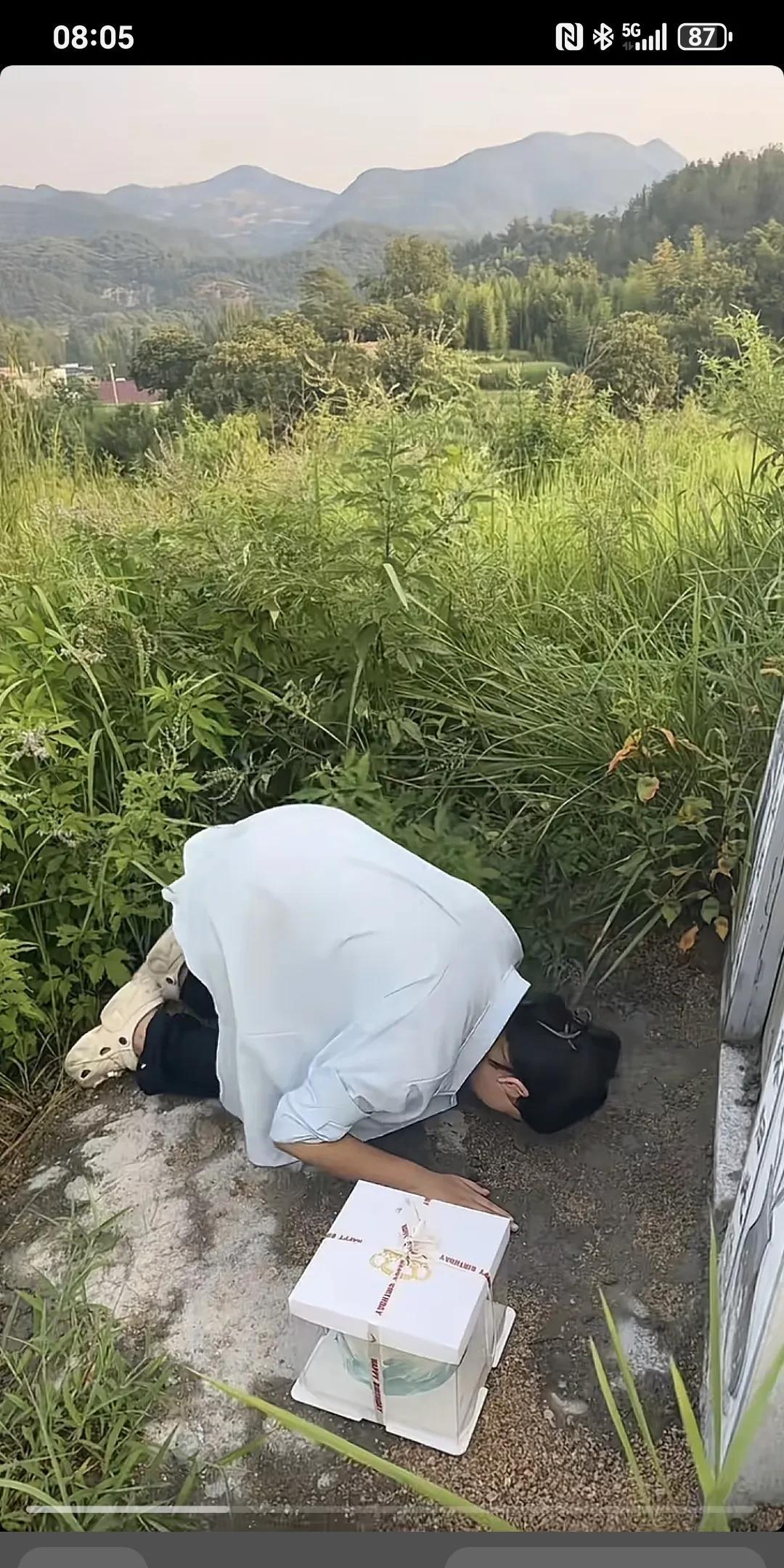 中考成绩出来了，就定完玩蛋糕，马不停蹄的来看爸爸。他说，爸，这三年我终于熬出来了
