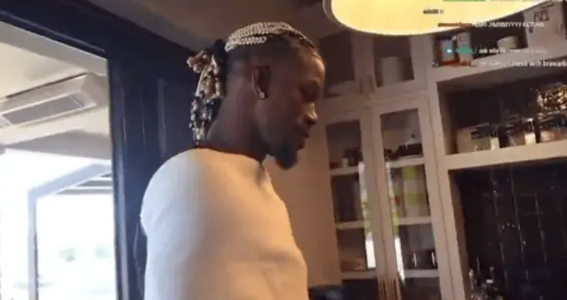 JB巴特勒被问，“你和布克单挑11局，谁赢？”
巴特勒，“布克！还是11-0。”