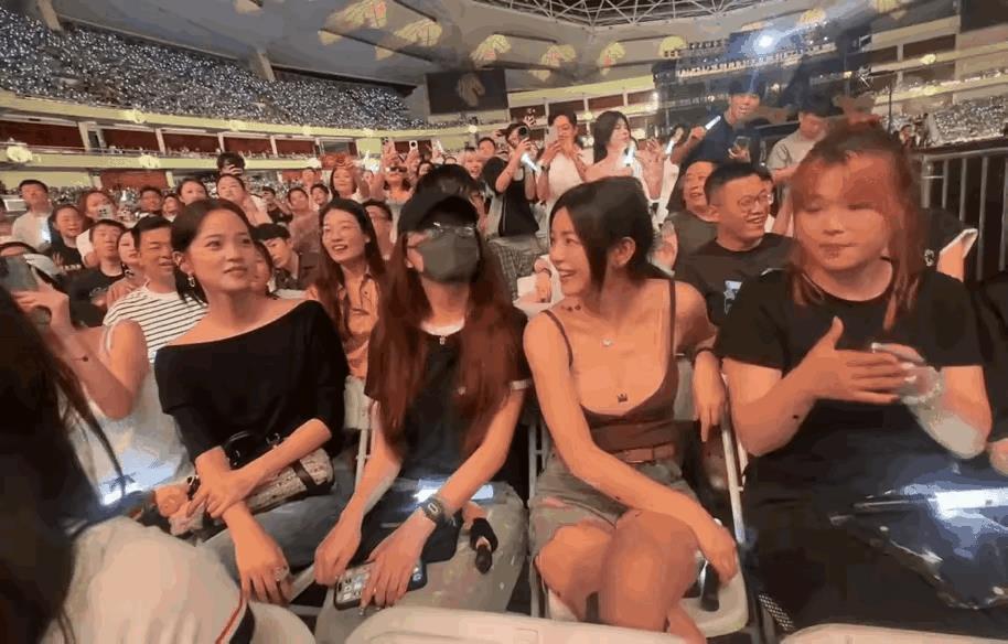 陈妍希辣妹穿搭上热搜。
吴君如过往言论被扒出，陈妍希更多黑料被抖出来，说她穿衣服