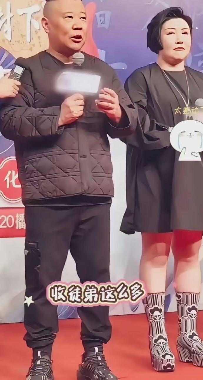 这两口子的打扮从来不让人失望。 ​​​