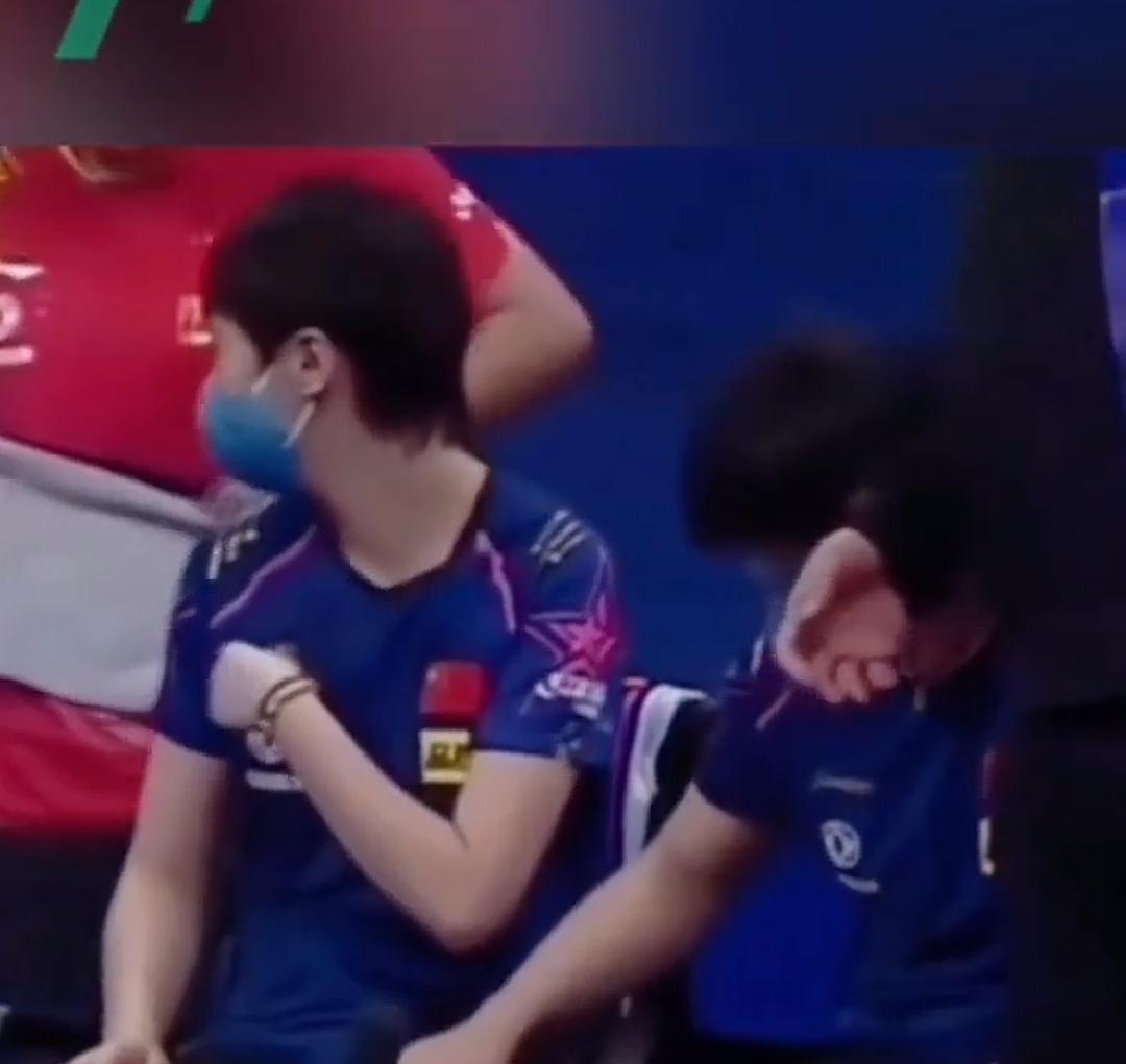 原来莎莎不止捏过小蘑菇大腿，也捏过曼玉大腿。
这孩子真是小手欠欠儿的啊。
就不能