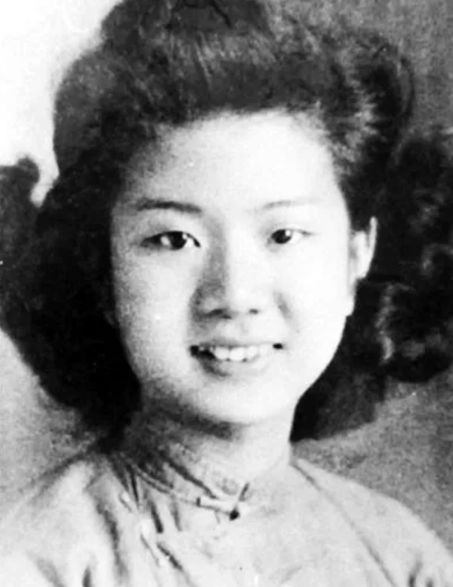1949年，特务头子毛森，抓捕了一个交际花小姐，审讯时，毛森用刀划开她的衣服，轻