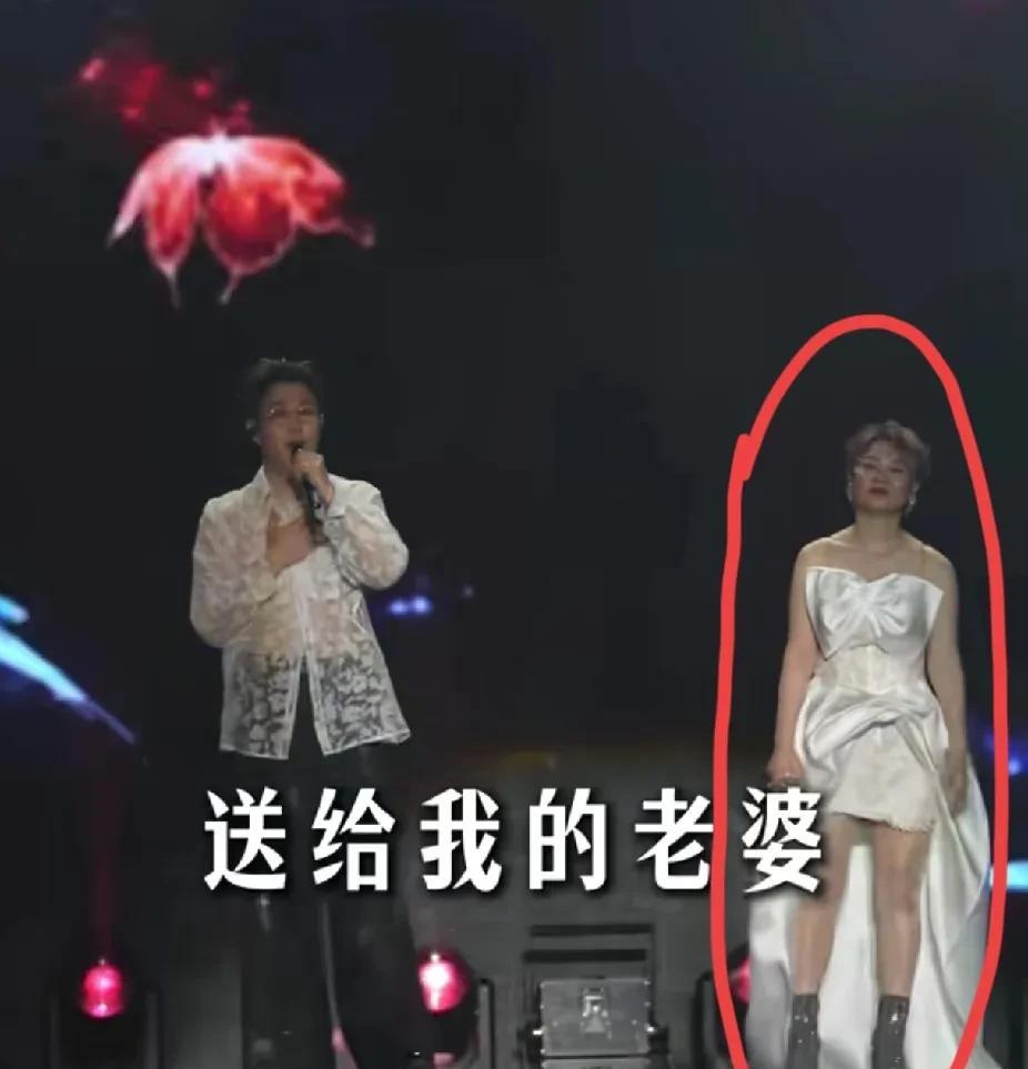 小沈阳跟他老婆，
真应了那句老话，
他说刚认识的时候我19，她16，
那个时候我