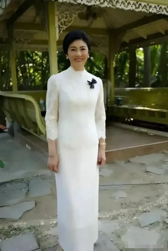 不知道还有多少人记得她，她年轻时可是能和朱琳媲美的大美女。如今岁月不饶人，老成了