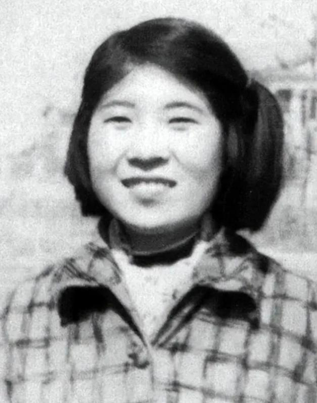 1958年，爱国将领杨虎城的女儿杨拯陆在筹备婚礼期间离奇失踪，几日后，她的尸体出