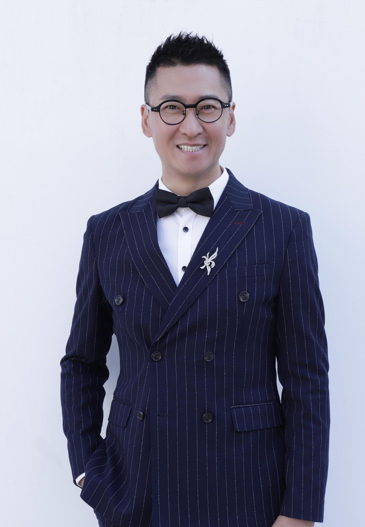 主持人问周杰:“结婚是先谈感情，还是先谈怎么分钱？”周杰说:“如果你心里想的是为