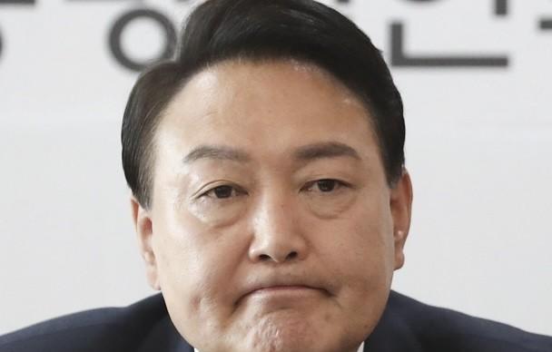 尹锡悦怎么也没想到，明天将在拘留所里被逮捕！
尹锡悦自从进了拘留所，耍无赖装病不