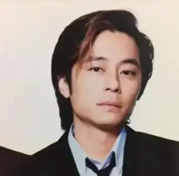 1990年，王杰想看看女朋友是不是真心爱他。有一回他俩吃了顿饭，花了50000元
