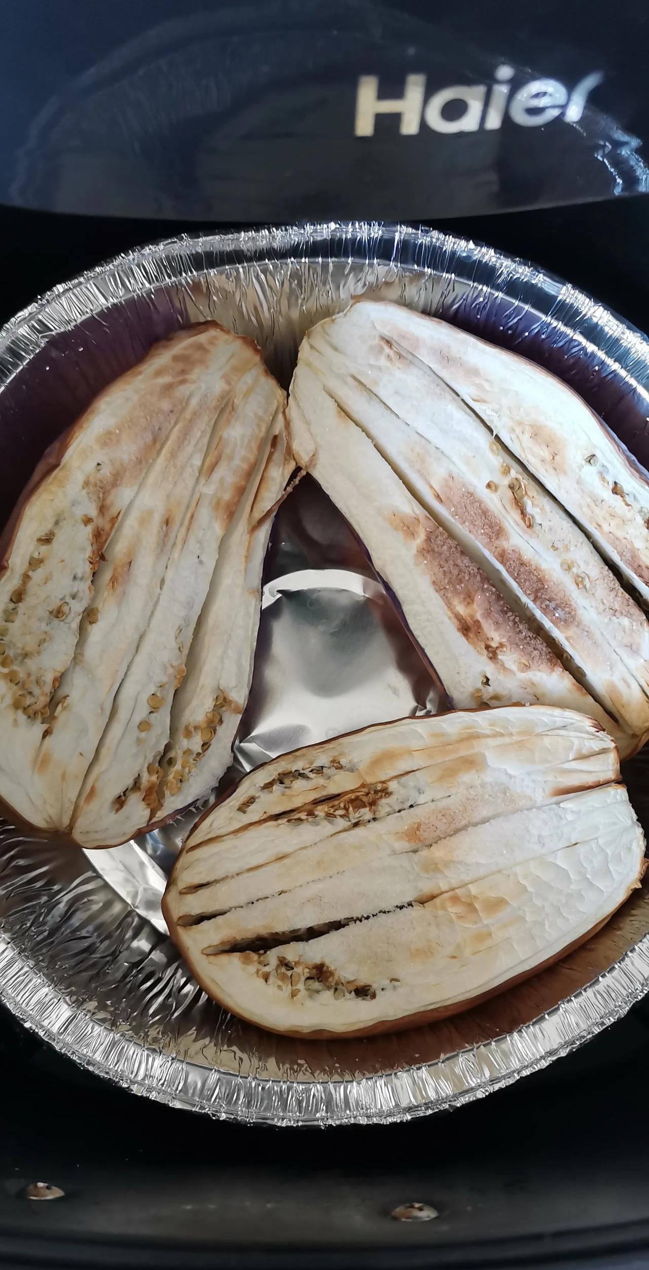 想不明白，我也算得上炒菜有一手的，偏偏败在茄子上。
儿子在亲戚家吃过蒜蓉茄子，大