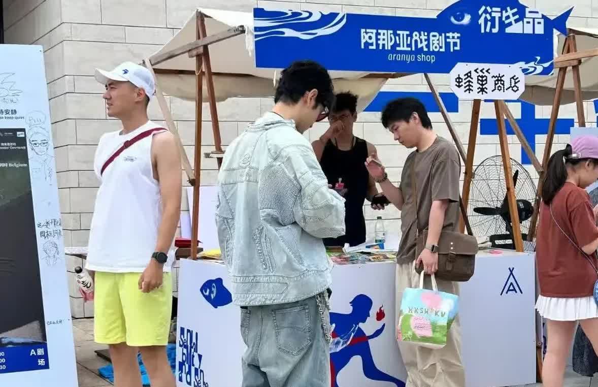 我的老天奶，
你们敢信吗？
图中穿牛仔衣的这个人竟然是47岁的黄晓明！

