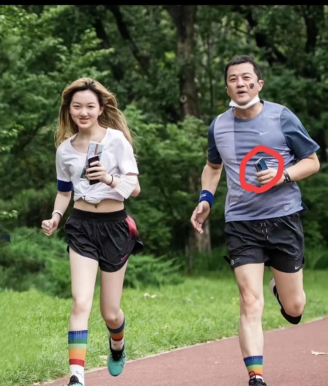李嫣突然发文为老爸李亚鹏撑腰，看得人心里挺不是滋味。这姑娘直接摊牌说：