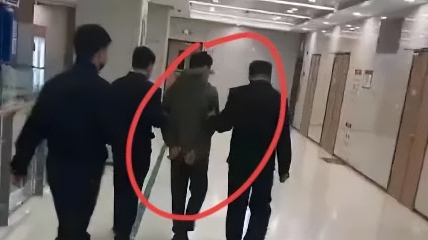上海喷射男热度刚过，成都又有人偷拍女孩裙底，这些人咋这猖狂