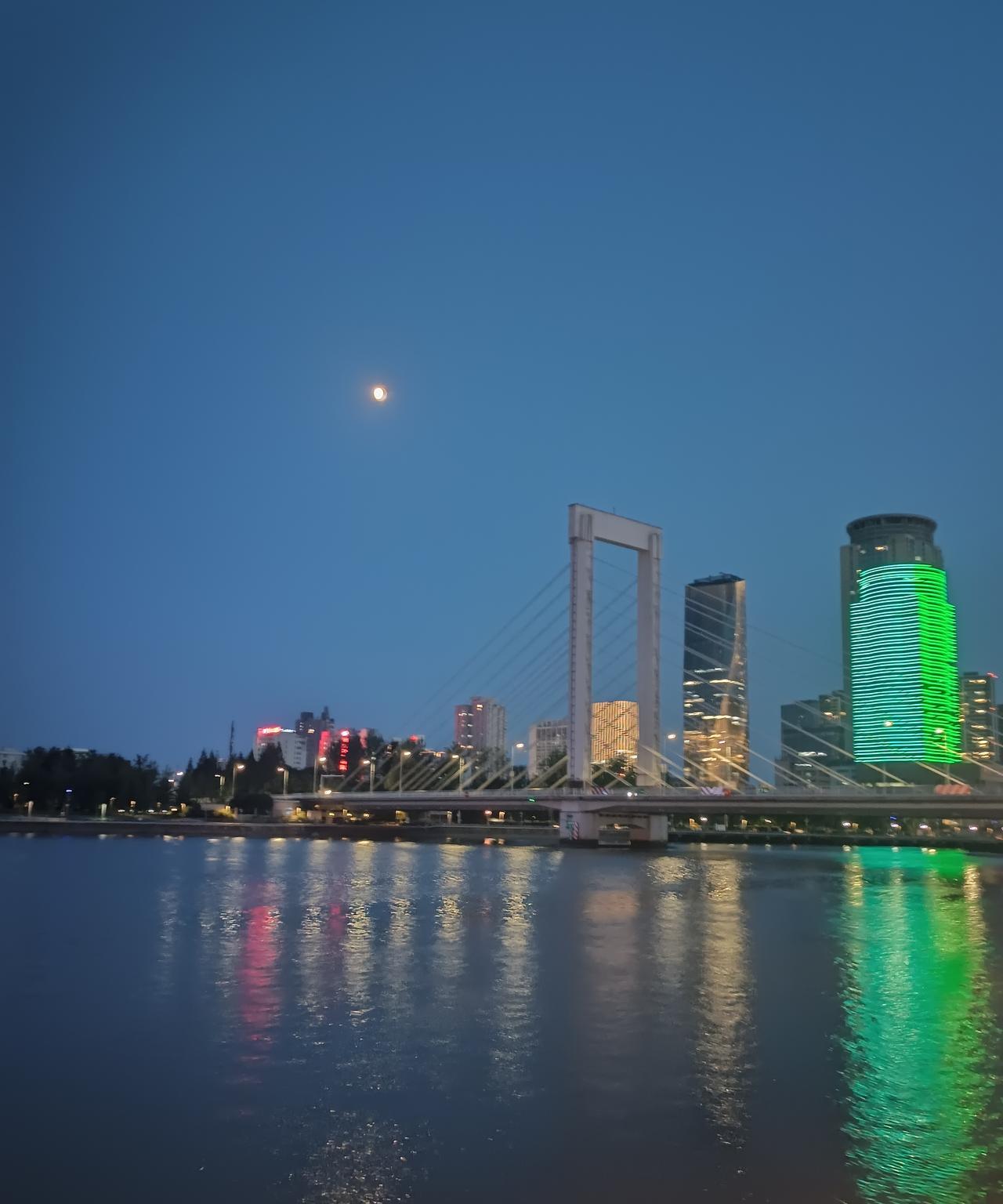宁波老外滩
风景很美的，有历史感，有现代感
这座城市感觉很有钱的样子，并且绿化很