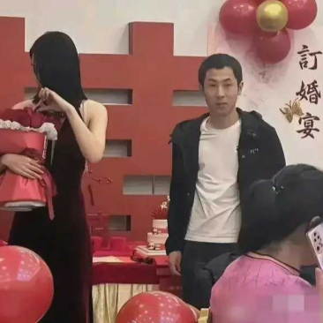 表弟终于订婚了！打工回来正好碰到外出打工的小美，媒人一撮合，居然成了，表弟说感觉