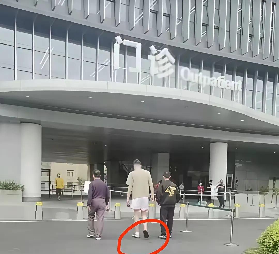 朱俊龙铁定伤缺G2，都是劈叉惹的祸，赵继伟和张宁等人当场惊出一身冷汗。
G1，朱