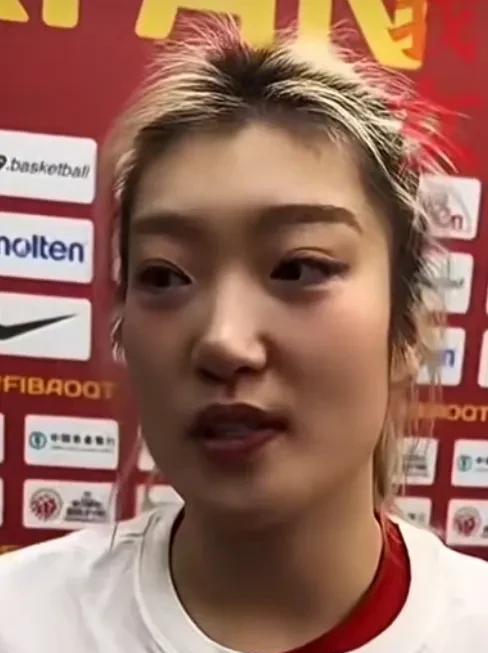 李梦发声感谢球迷支持这事儿挺暖的。她在赛场上打球那叫一个飒，超强的得分能力和进攻