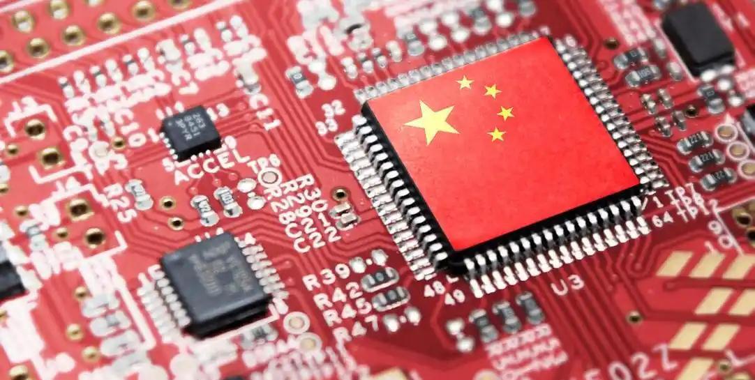 中美芯片之争，美国浪费了四年才发现自己上当了，在这四年中，中国采用你打你的，我打