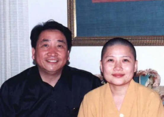 2000年，姜昆在国外偶遇已经出家的李娜，没想到，李娜一句话让他当场愣住，站在那