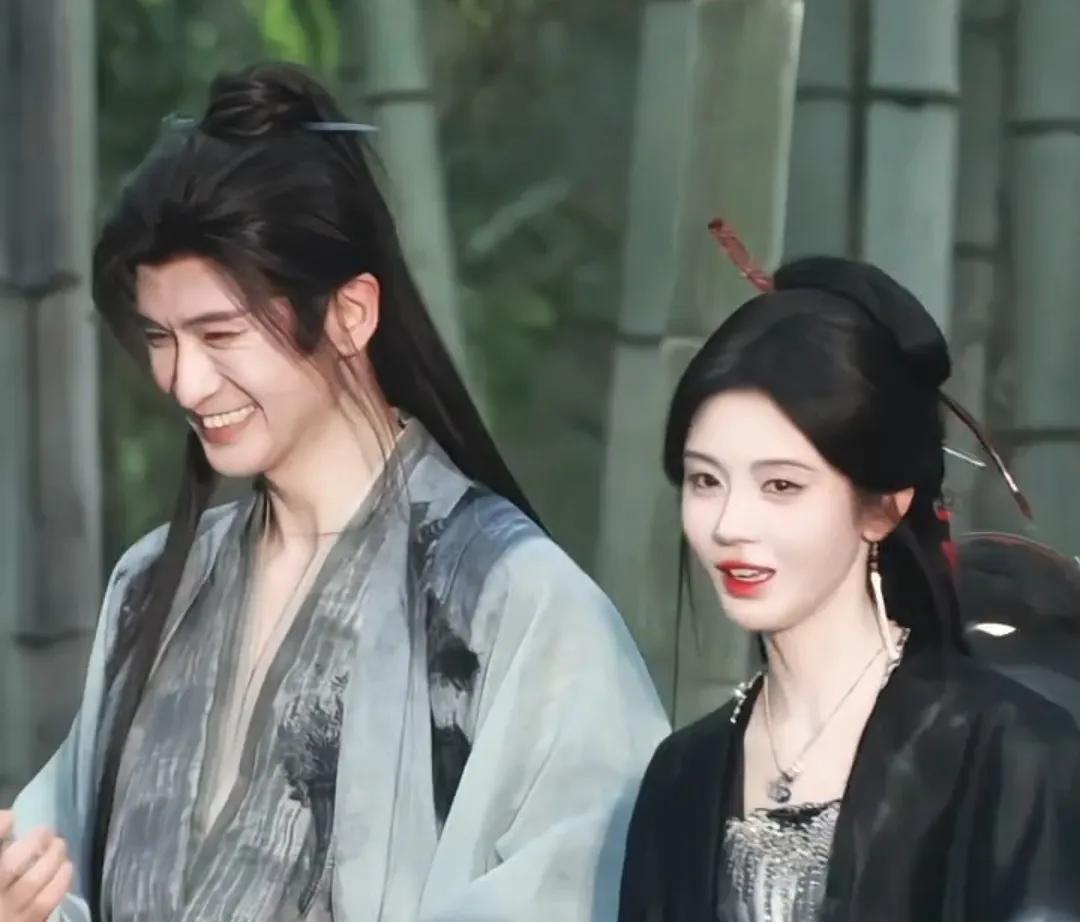 鞠婧祎真的把八十年光阴的变化表现得很好，一边是初入仙门充满朝气的小师妹，另一边则