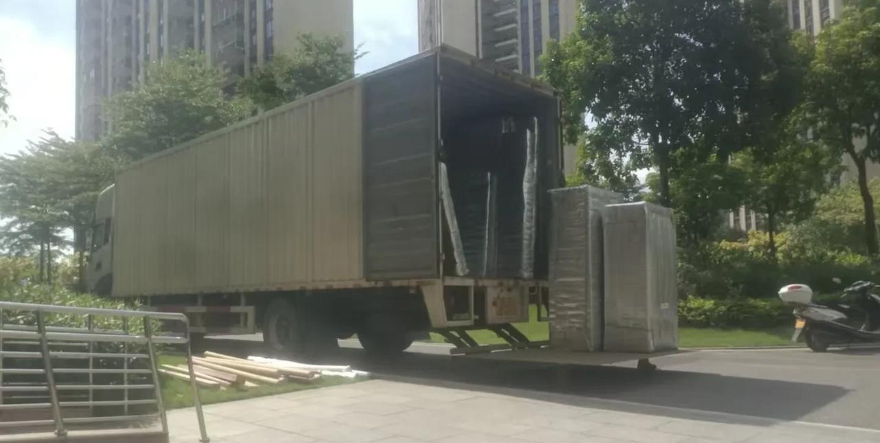木工安装师傅你以为仅仅是安装吗？几百块钱一天不好挣呀！
我老公接到一单安装家具的