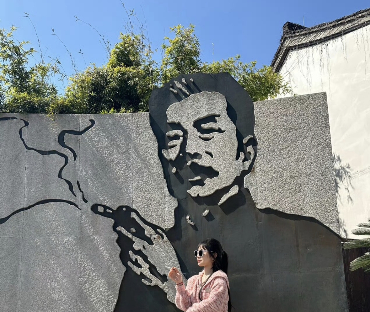 鲁迅夹烟的墙画被投诉了，有人说怕教坏孩子！
绍兴鲁迅纪念馆那幅画火了，不是因为画