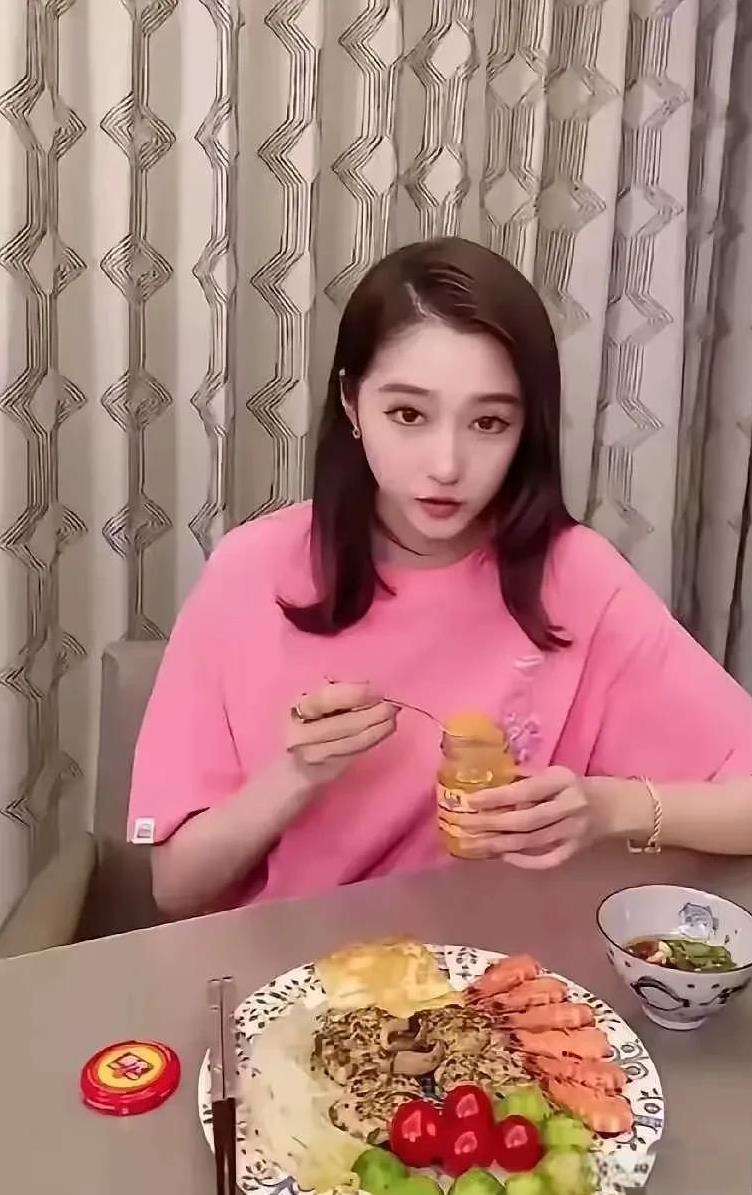 关晓彤竟然也在减肥，但是她很健康的身材，没有像有些女艺人瘦成排骨精。
关晓彤的饮