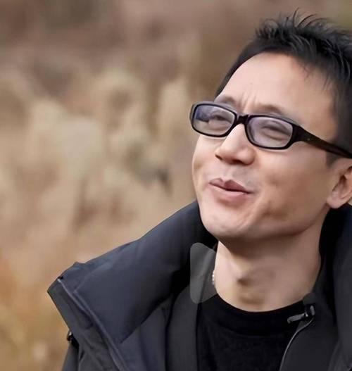 他埋头写歌三十载，生活穷困，前妻也在失望中离他而去。命运弄人，51岁的他本已对人
