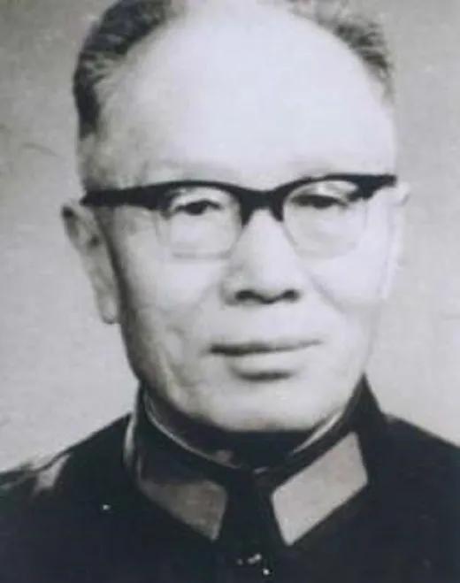 1942年，万毅被捕，蒋介石秘密下令杀了他，万毅从友人那里知道此事后，暗道不妙，