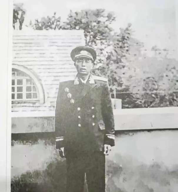 1943 年，汉奸抓了个女八路，保长却拦着不让带走。汉奸队长王大麻子正要发火，保