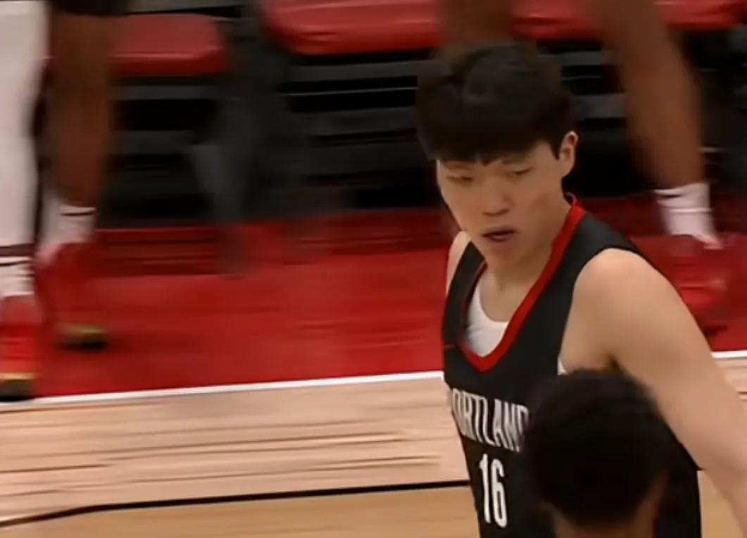 杨瀚森在NBA夏季联赛中，暴露出两个缺点，
第一就是速度问题，不适应NBA快速打