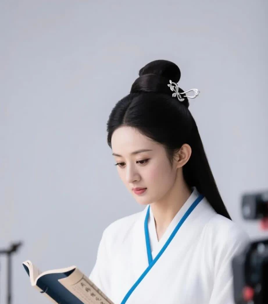 4月23日，赵丽颖亮相深圳图书馆，响应“每天息屏一小时”全民阅读倡议。与粉丝共读
