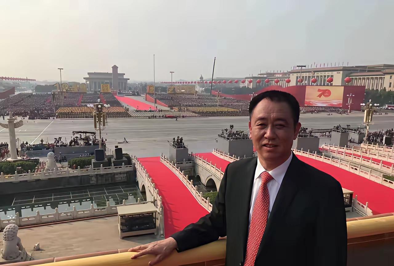 六年前许皮带登上了城楼看阅兵，
如今却沦为阶下囚，
人生就是这么魔幻，
曾经的风