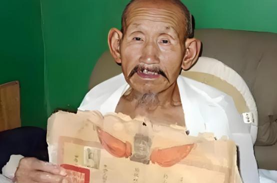 1994年，河南一73岁老农因欠债不还被列为老赖，法院人员上门时，他害怕的躲了起