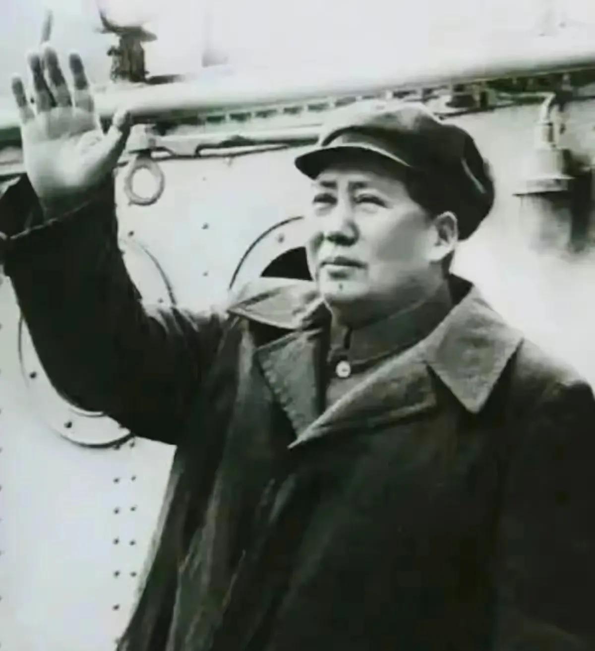 吃水不忘挖井人，                幸福全靠毛主席！        