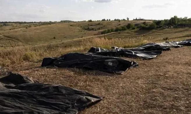 乌方拒绝接收阵亡乌军士兵的遗体。
按照此前的约定，俄乌双方应该在今天互换6000