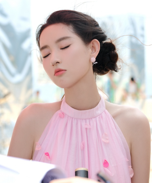 王玉雯的海边粉粉穿搭，这感觉是不是非常不错！