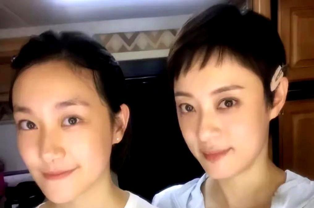 最近刷到孙俪和妈妈年轻时的对比照，突然发现遗传基因真是把双刃剑！
母女俩二十多岁