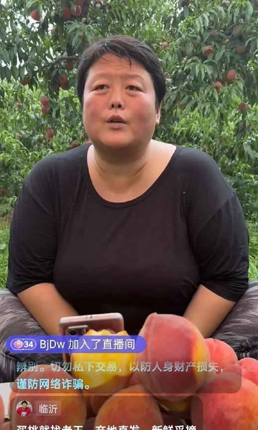 大胖吕惊艳亮相，这次的穿戴打扮竟然很显身材呀！
胖吕的身材看起来也就这样了，只能