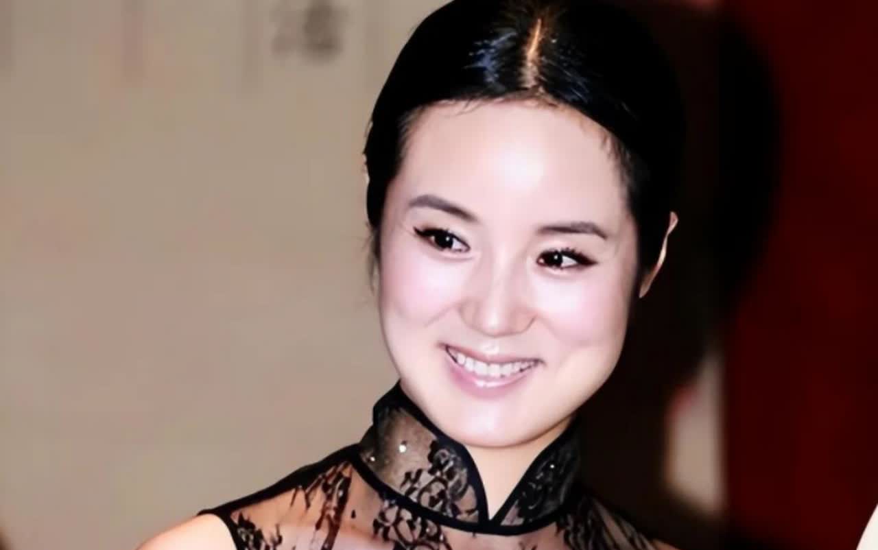 她是著名歌唱家，不惧流言嫁三婚丈夫，三年生一儿一女，如今怎样