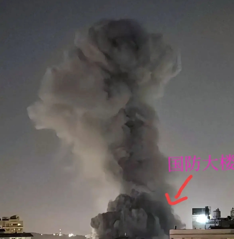 这还怎么停火，伊朗国防大楼被袭击
就在刚刚伊朗国防大楼突然冒出滚滚黑烟，明显就是