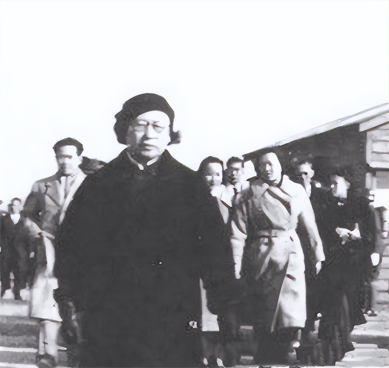 1941年，头号女汉奸陈璧君在饭店用餐。结果吃得肚子装不下了，要小解。她也不去厕