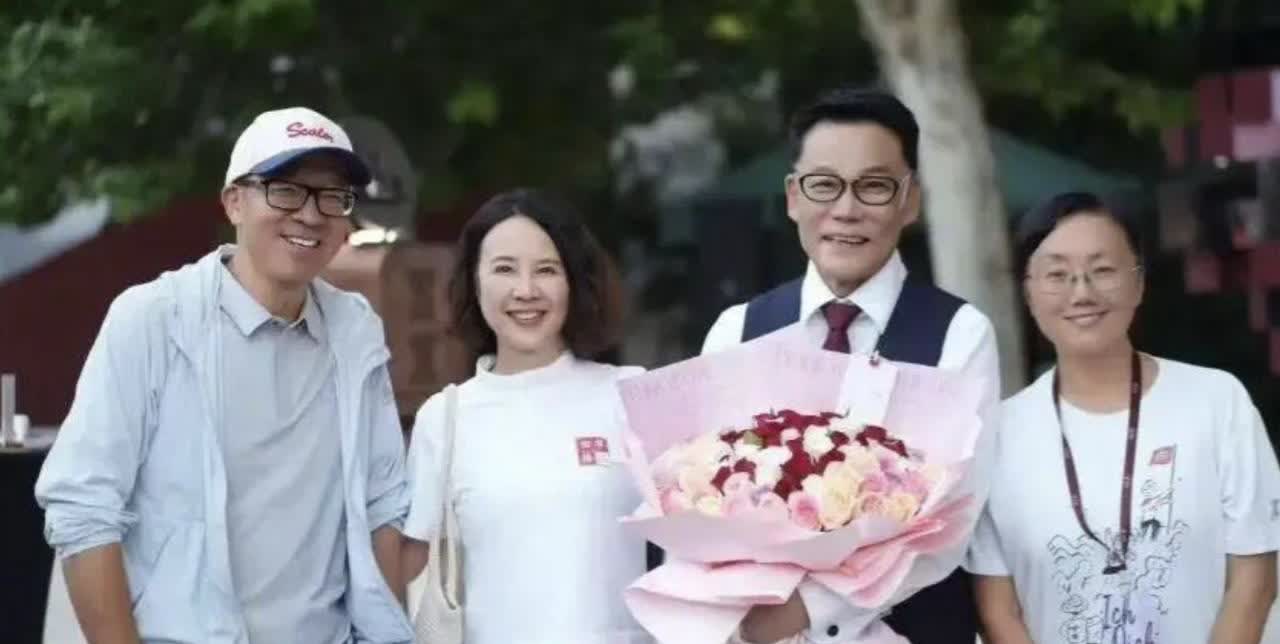李国庆算是把流量玩明白了，从年轻的时候到现在，一直都是一个高调的人。

在北